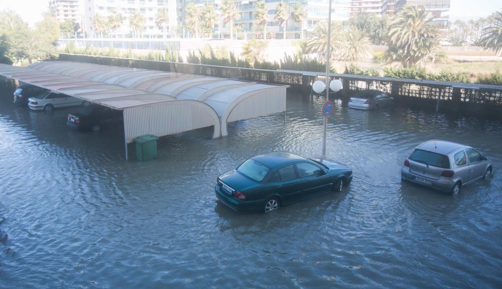 Tres edificios de la playa de San Juan siguen anegados y 120 viviendas sin luz ni agua