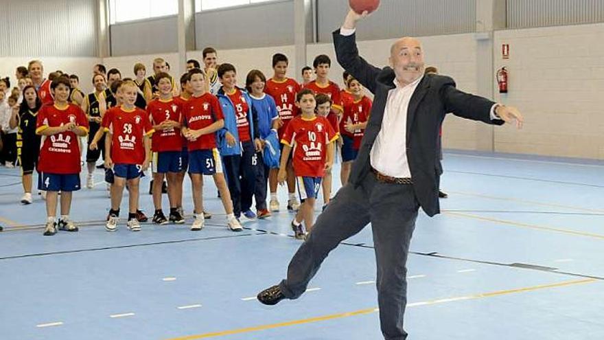 El alcalde, Javier Losada, ayer, en el momento de tirar un penalti de balonmano. / fran martínez