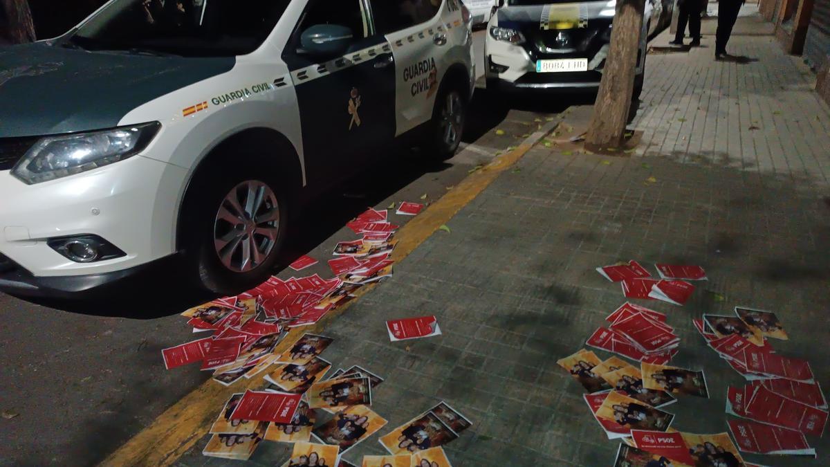 Los panfletos repartidos por los coches.