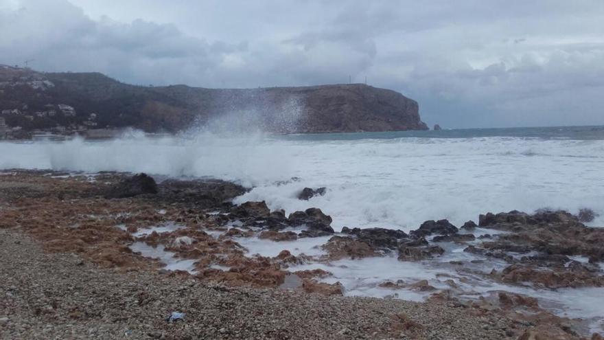 El viento ha provocado olas de hasta tres metros en Xàbia.