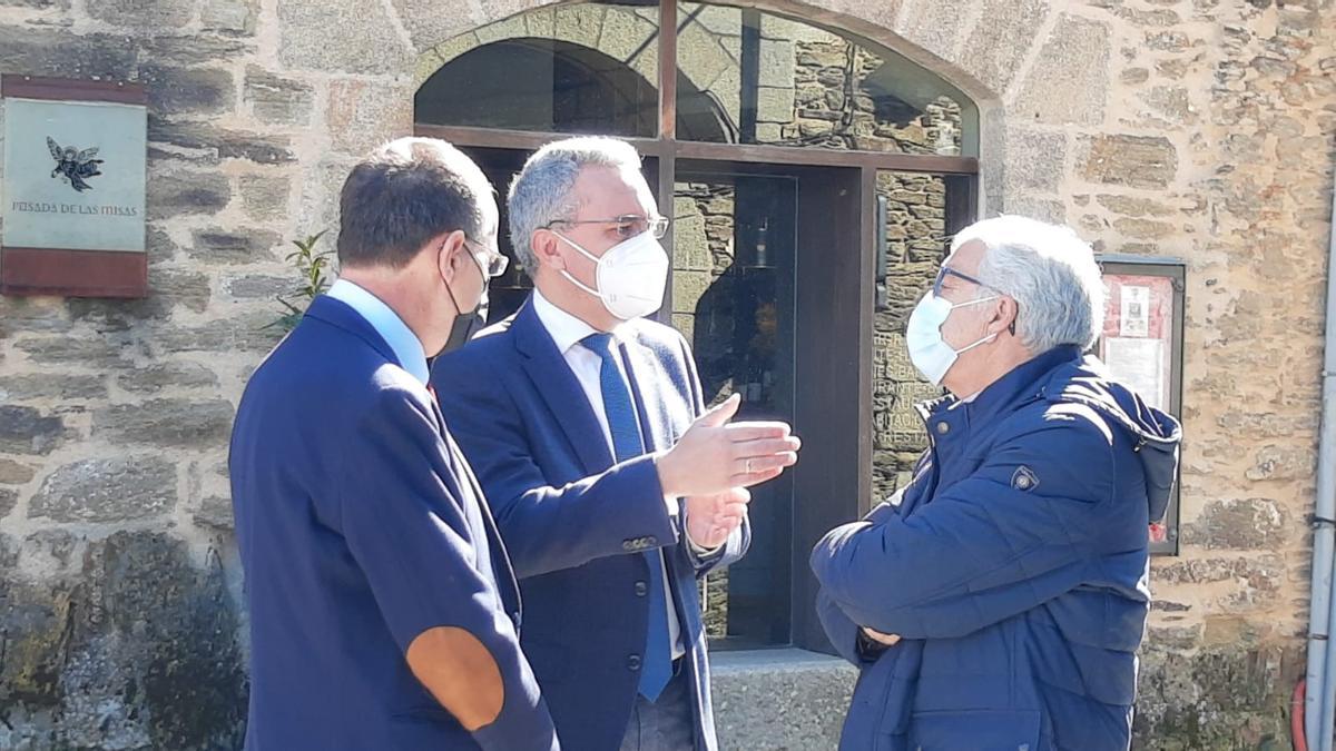 Blanco, Izquierdo y Fernández, ayer en Puebla de Sanabria.