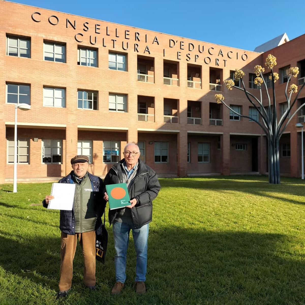 Pere Borrego y Julián Pastor, con los &quot;llibrets&quot; ante la Consellería