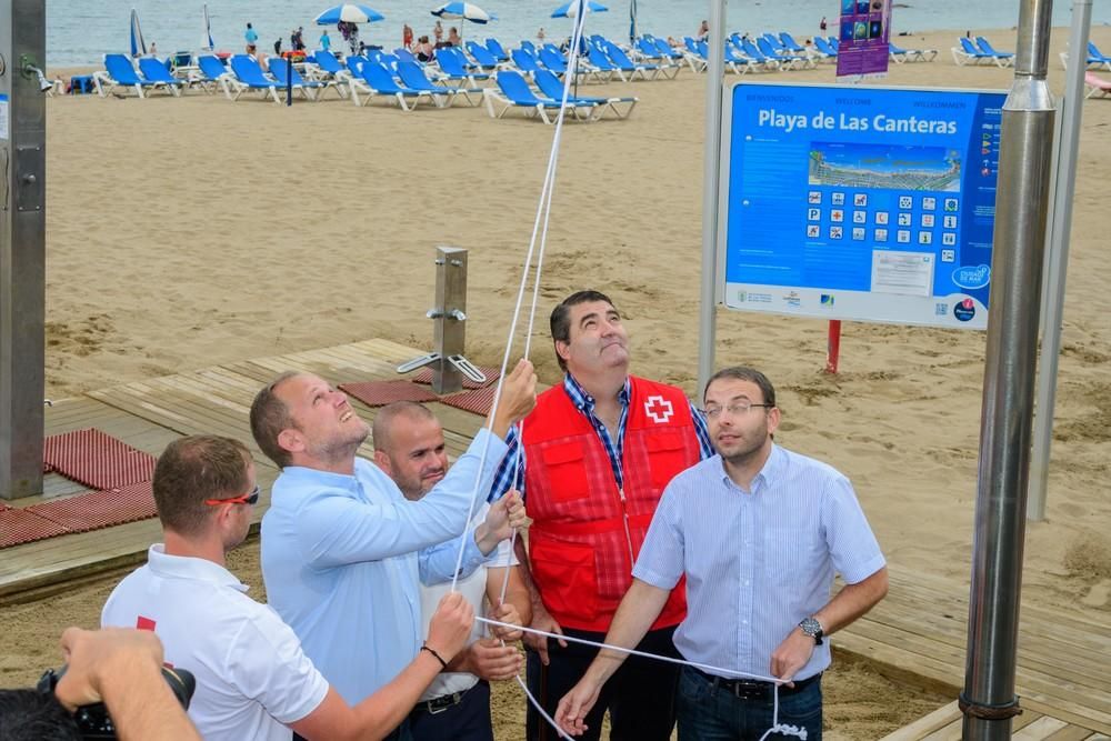 La Bandera Azul ondea ya en la playa de Las Canteras