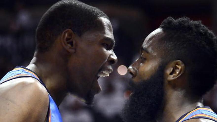 El jugador de Oklahoma City Thunder, Kevin Durant (i), reacciona con su compañero James Harden.