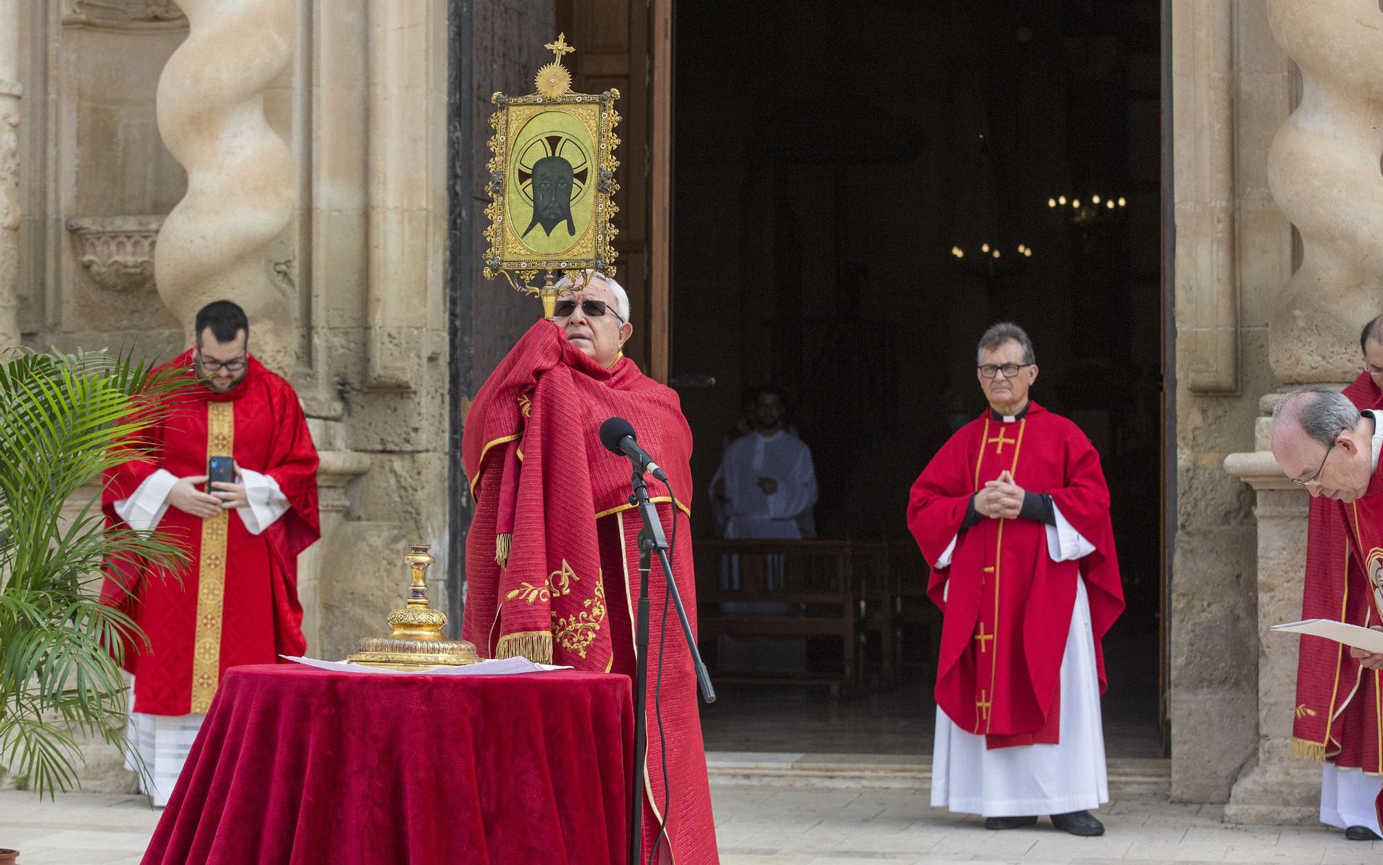 El obispo con la imagen de la Santa Faz el año pasado a las puertas del Monasterio