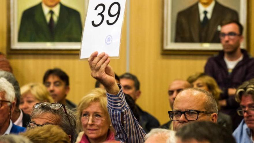 La sala de plenos del Ayuntamiento, abarrotada