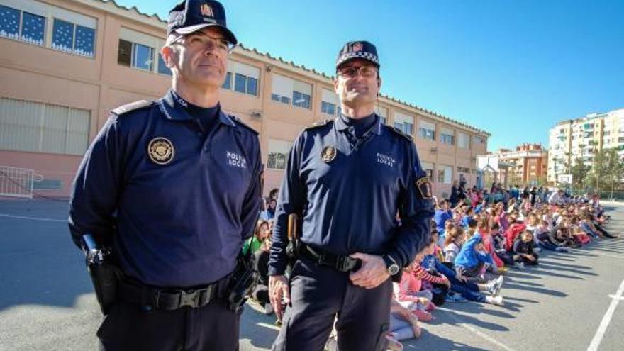 El inspector Iván Torregrosa y el agente Rafael Peral.