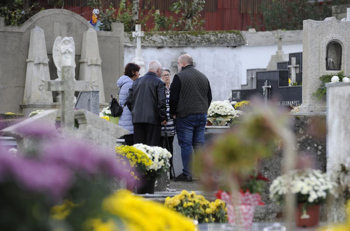 Persoas no cementerio vello de Lalín, polo Día de Defuntos.