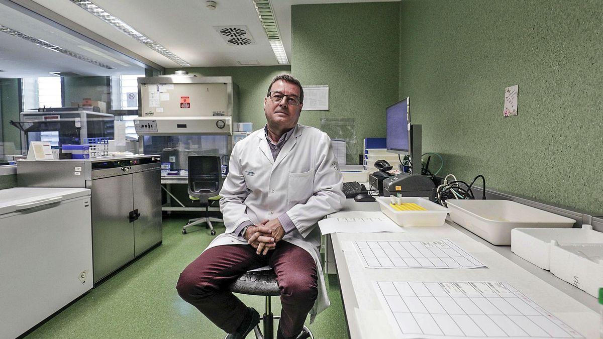 Jordi Reina posa para esta entrevista en el laboratorio de Microbiología de Son Espases.