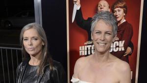 MAN09. BEVERLY HILLS (CA, EE.UU.), 20/11/2012.- Las actrices estadounidenses Jamie Lee Curtis y Kelly Curtis (i) posan a su llegada para el estreno de la película Hitchcock hoy, martes 20 de noviembre de 2012, en la Academia de Ciencias y Artes Cinematográficas en Beverly Hills, California (EE.UU.). EFE/Michael Nelson. Kelly Curtis. Jamie Lee Curtis