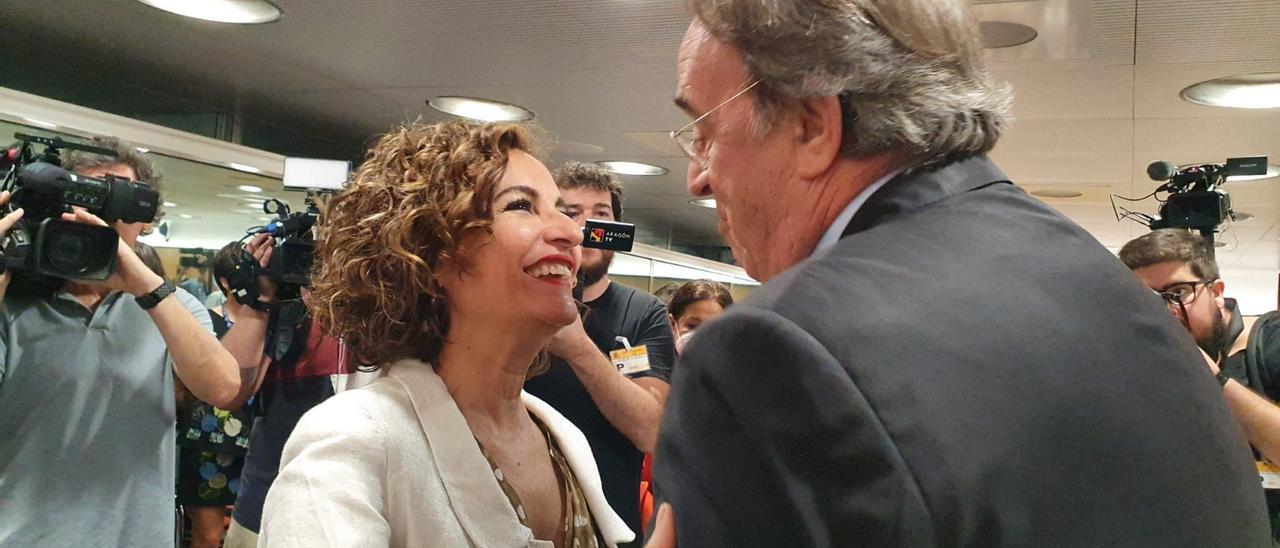 Pérez Anadón, consejero de Hacienda de Aragón, con la ministra Montero.