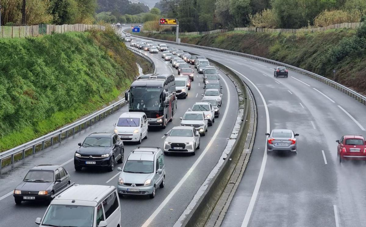 Largas colas de coches atascos en la autopista entre Pontevedra y Campañó. |   // G. SANTOS