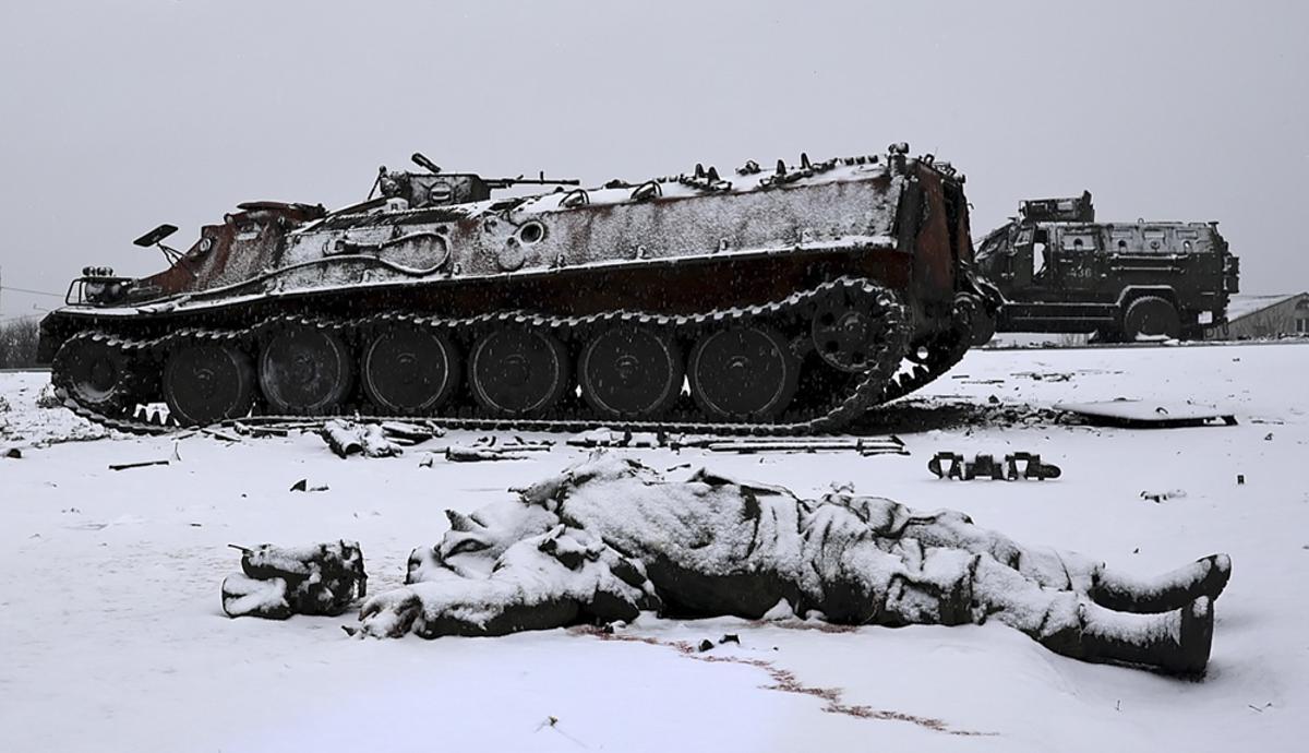 El cuerpo sin vida de un soldado yace sobre la nieve junto a un tanque ruso incendiado, después de un ataque de las fuerzas ucranianas en la ciudad de Járkov, el 25 de febrero de 2022. 