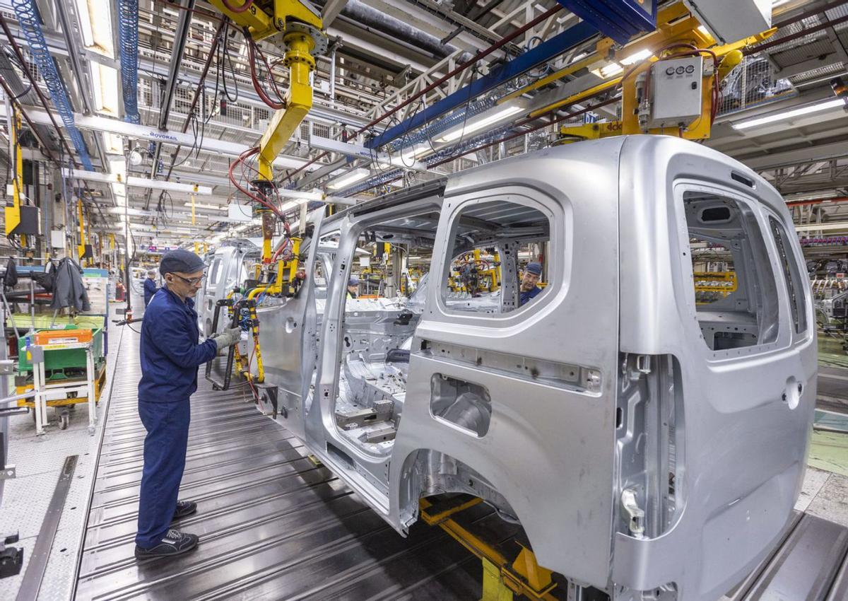 Línea de soldadura de las furgonetas K9 en Stellantis Vigo. |  Stellantis | CE