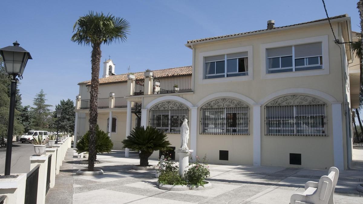 La residencia San Rafael de Enguera, en la que ha solicitado plaza la dependiente, en una imagen de archivo.