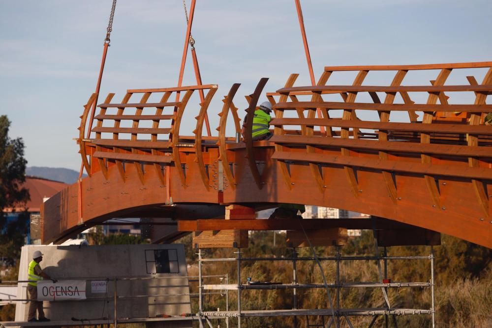Comienzan a instalar la nueva pasarela de madera del Guadalhorce