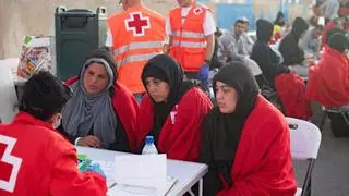 Salvamento rescata una neumática con 59 personas en Fuerteventura, entre ellas una bebé