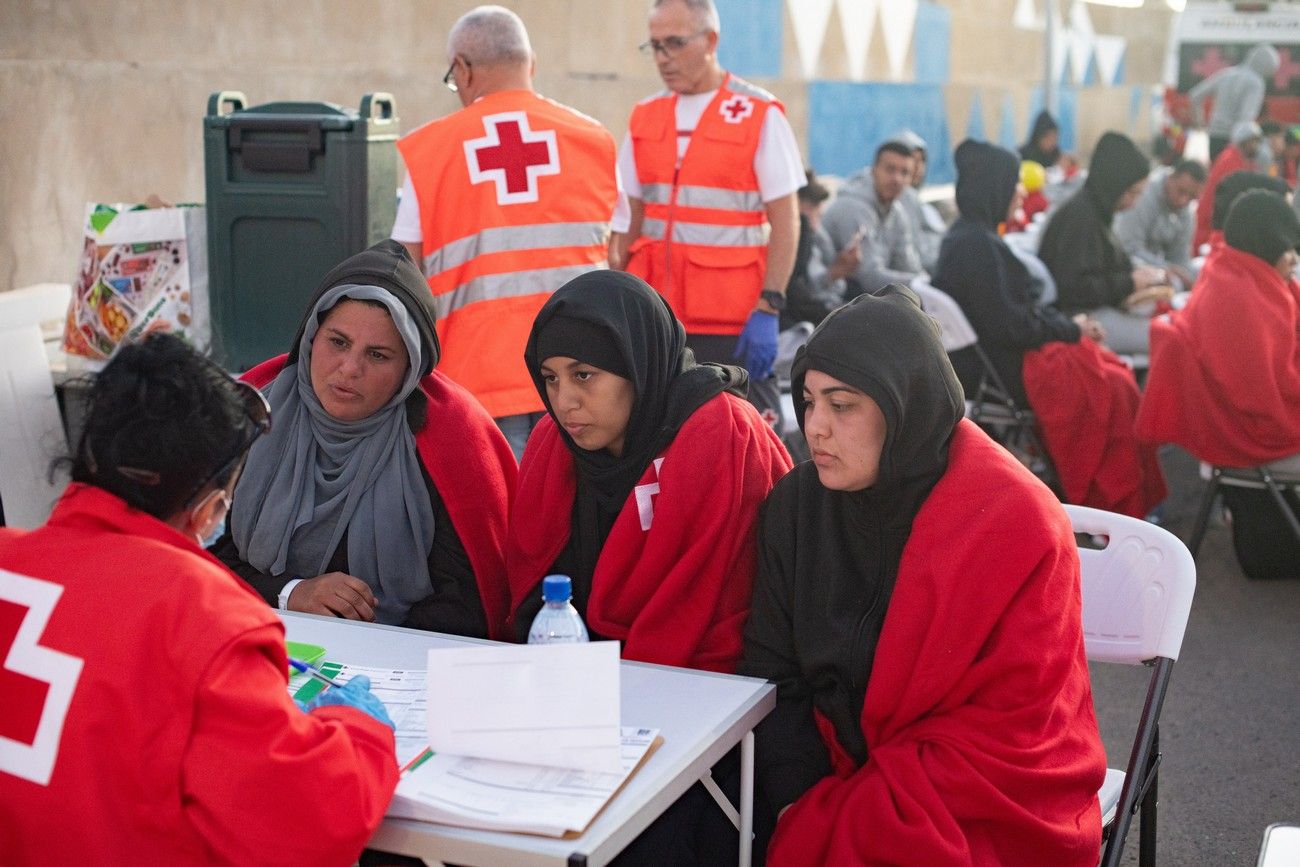 Salvamento rescata una neumática con 59 personas en Fuerteventura, entre ellas una bebé