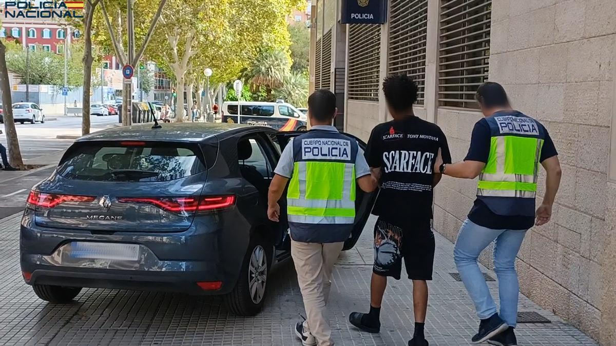 Dos policías custodian al joven detenido por apuñalar a un menor.