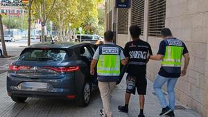 Dos policías custodian al joven detenido por apuñalar a un menor.