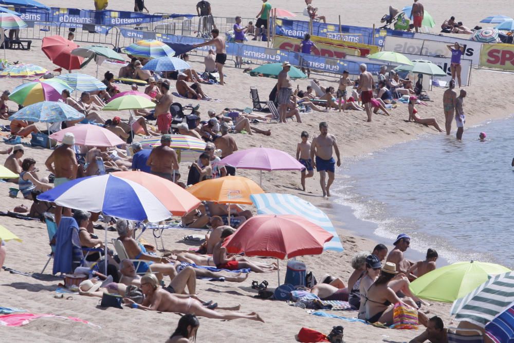 L'onada de calor omple les platges gironines