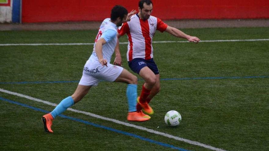 Fiuza corta el avance de un futbolista del Compostela en un encuentro anterior. // Gonzalo Núñez