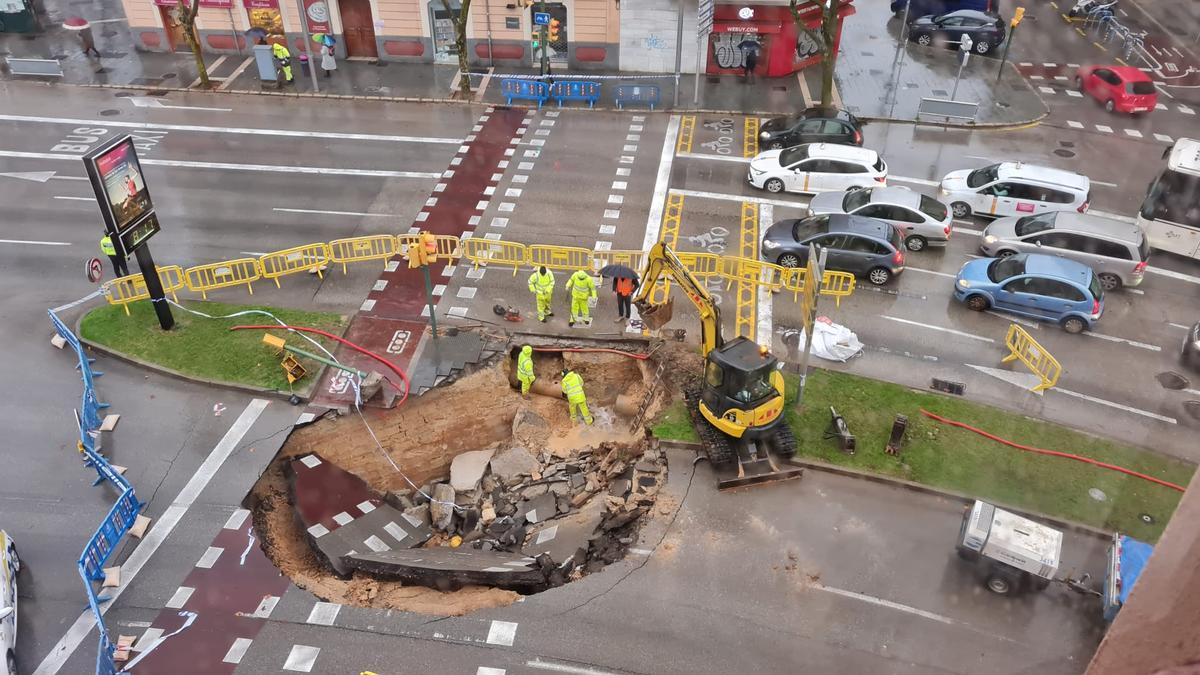 FOTOS | La borrasca Juliette provoca un socavón en las avenidas de Palma