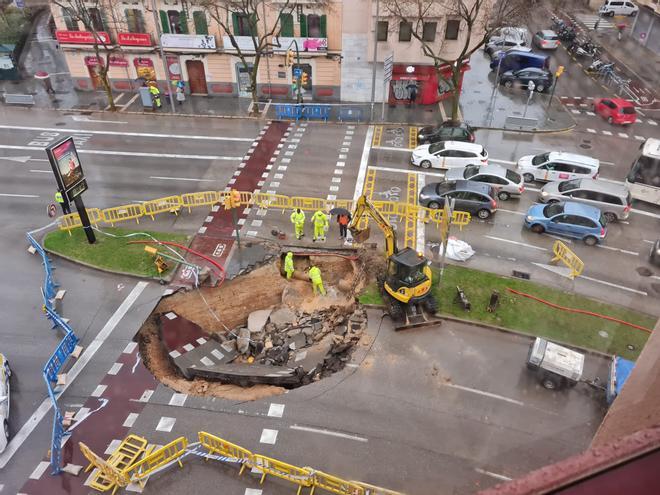 FOTOS | La borrasca Juliette provoca un socavón en las avenidas de Palma