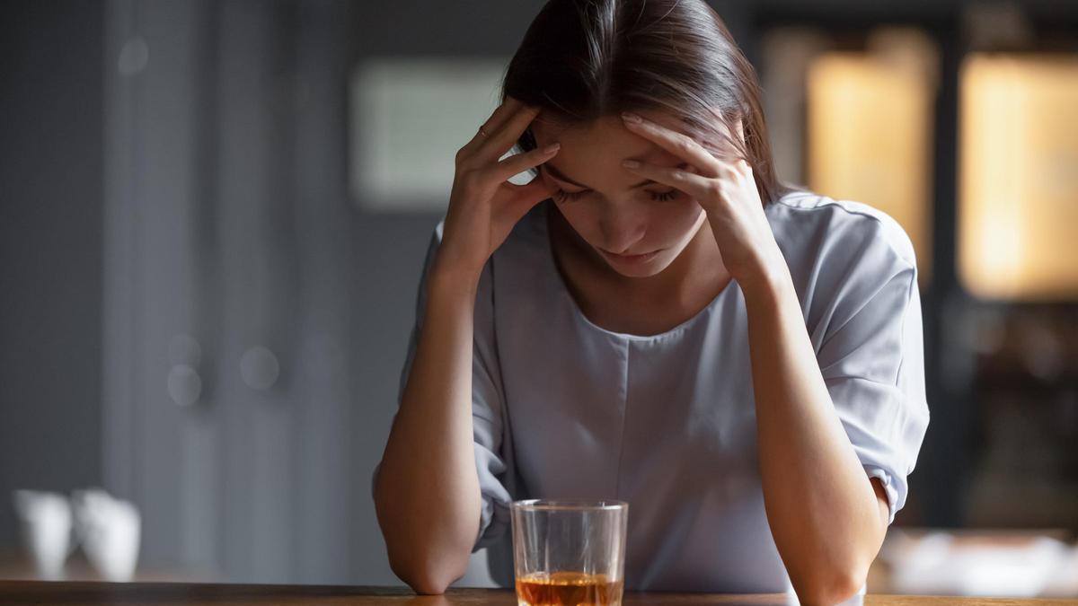 Existe una relación entre el estrés y el aumento del consumo de alcohol.