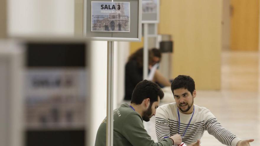 Dos participantes en el torneo «La Regenta» se preparan para un debate, ayer, en el Calatrava. | Luisma Murias