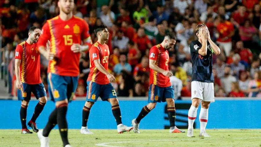 Modric se tapa la cara tras uno de los goles de la selección española, ayer en Elche. // Manuel Ramón