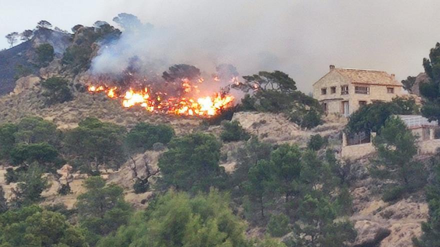 Fuerte incendio forestal en Aigües en una zona llena de chalés y cercana al casco urbano