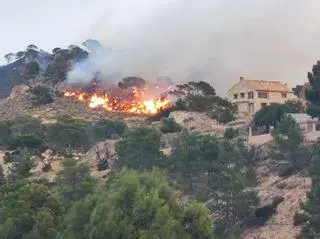 Incendio forestal en Aigües: Investigan si se originó por una torre de alta tensión dañada por el viento