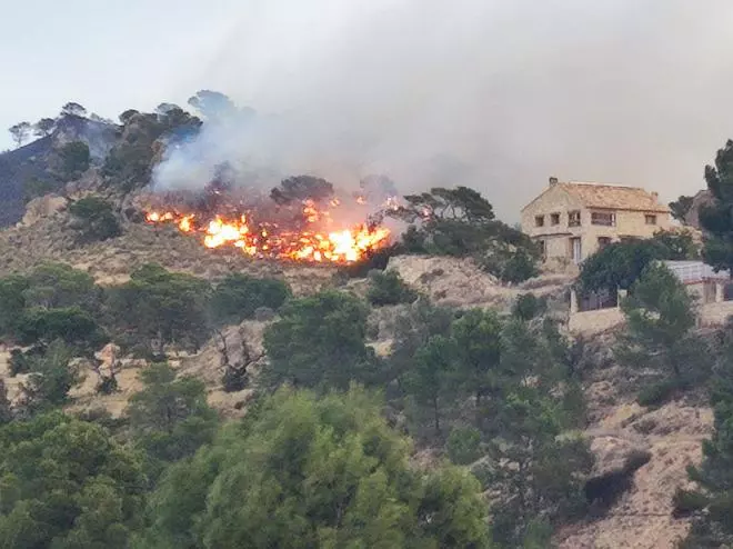 Fuerte incendio forestal en Aigües en una zona llena de chalés y cercana al casco urbano