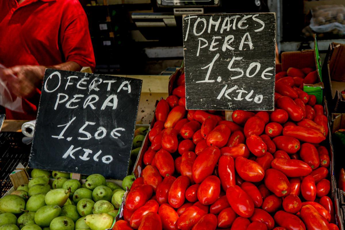 Un puesto frutas y hortalizas en un mercadillo al aire libre, a 31 de julio de 2022, en el distrito de Tetuán, Madrid (España). Las ventas totales de bienes de consumo aumentaron en junio el 11,5% respecto a 2021. La inflación en la mayoría de los productos explica esta importante subida. Los productos que destacan por su alta subida de precio son el melón (139%) la cebolla (106%), los tomates (44%), el aceite (51%) y la margarina (40%). También se han encarecido algo menos la leche (15,3%), los derivados lácteos (14,9%), los congelados (14,3%) y los quesos (9,6%). 31 JULIO 2022;MADRID;MERCADILLO TETUÁN;AIRE LIBRE;IPC Ricardo Rubio / Europa Press 31/07/2022 / Ricardo Rubio;