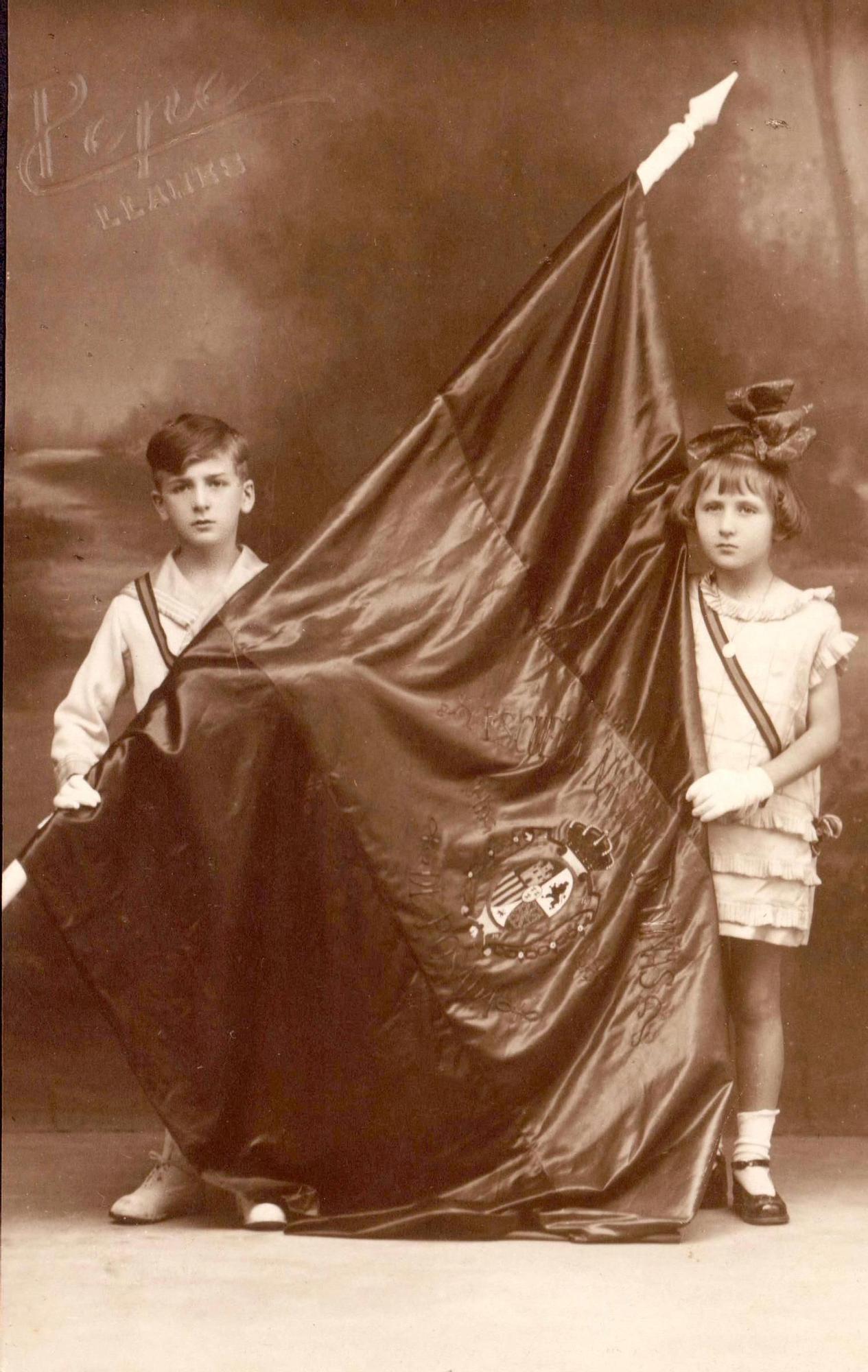 Pepe. Retrato con bandera Escuela Nacional de Posada de Llanes, 18-10-1924.jpg