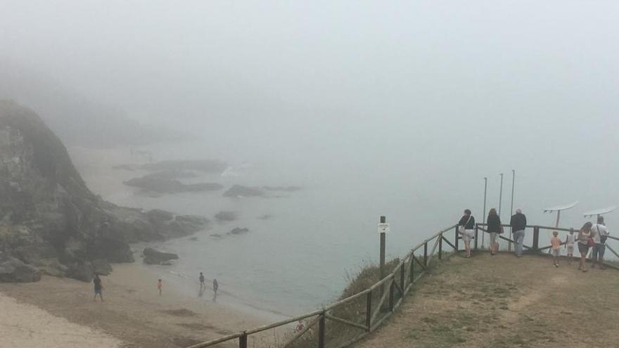 La niebla, esta tarde, cubriendo la costa de Tapia de Casariego. t. cascudo