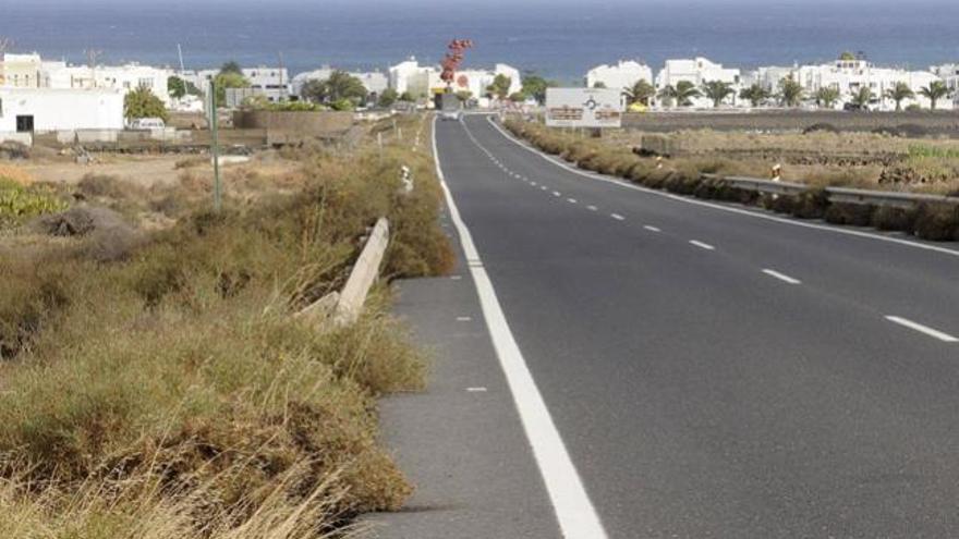 Carretera que une Arrieta (al fondo) con Haría. En el recuadro, Fabian en una alineación del Union Norte. i A.P.