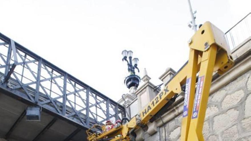 Una de las zonas del puente (izquierda) ha sido mallada para impedir desprendimientos. Trabajos realizados el año pasado.