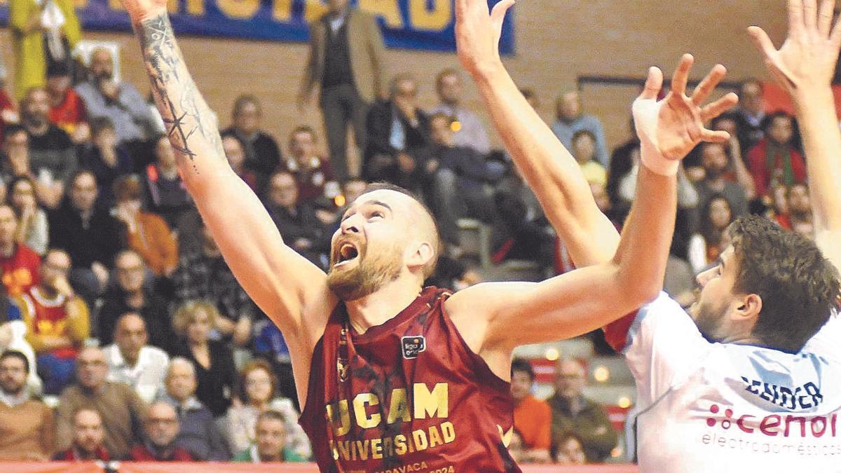 Nemaja Radovic, del UCAM Murcia, ayer ante Bender durante un tramo del encuentro.