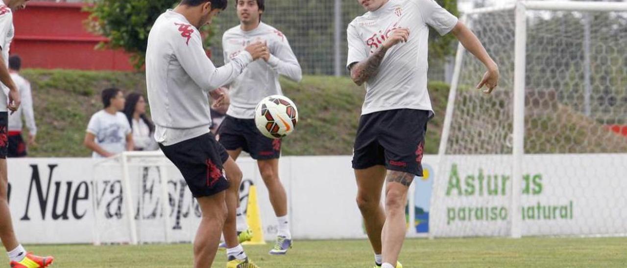 Mandi disputa un balón en la sesión de ayer.