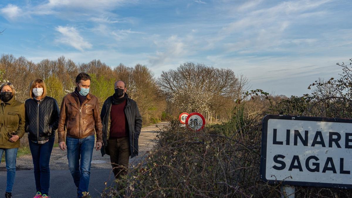 Concejales del PP en el camino de Linarejos