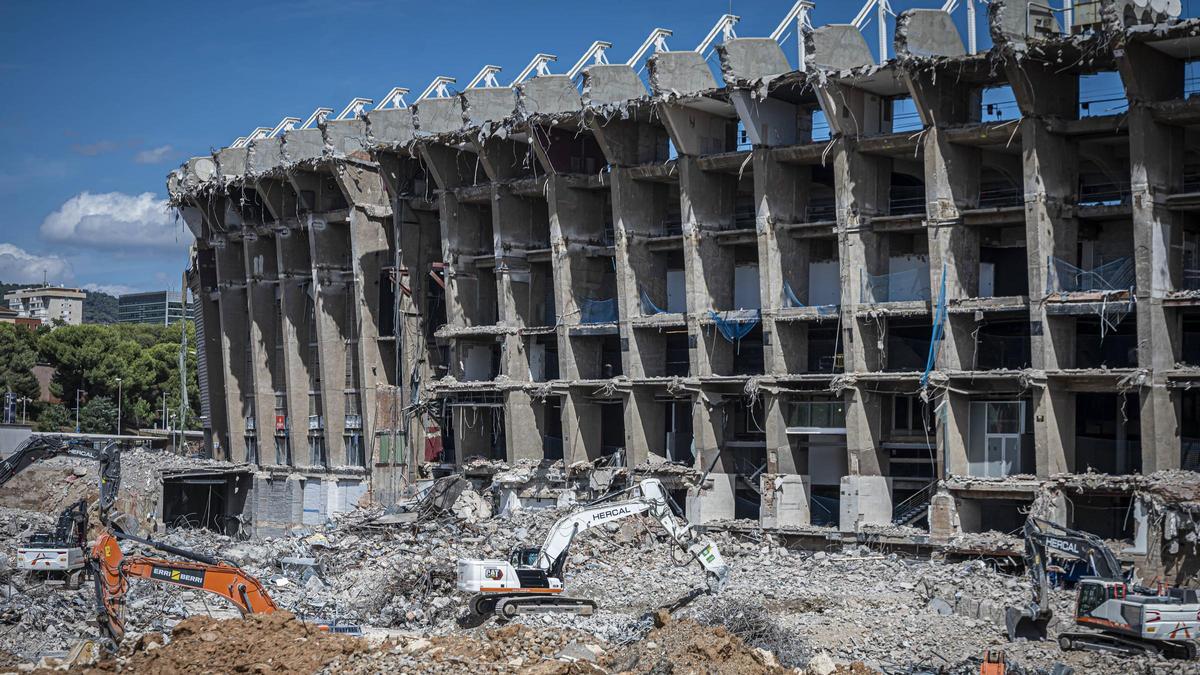 Una imagen de las obras de demolición del viejo Camp Nou.