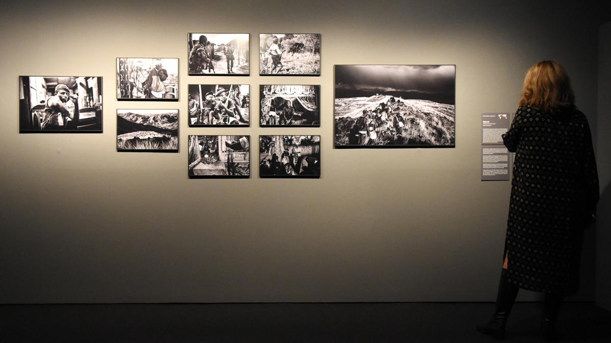 Una mujer mira uno de los trabajos de la exposición ‘World Press Photo 2022’ del CCCB.