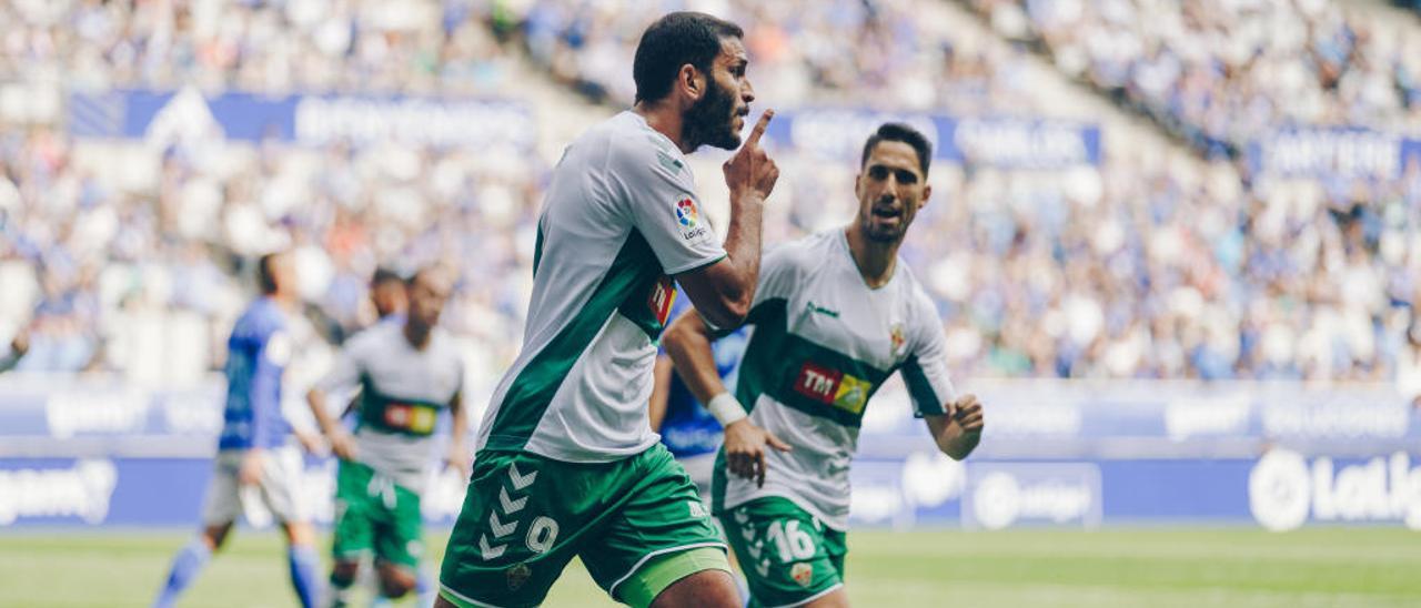 Yacine celebra uno de sus goles ante el Oviedo, el pasado domingo, junto a Fidel.