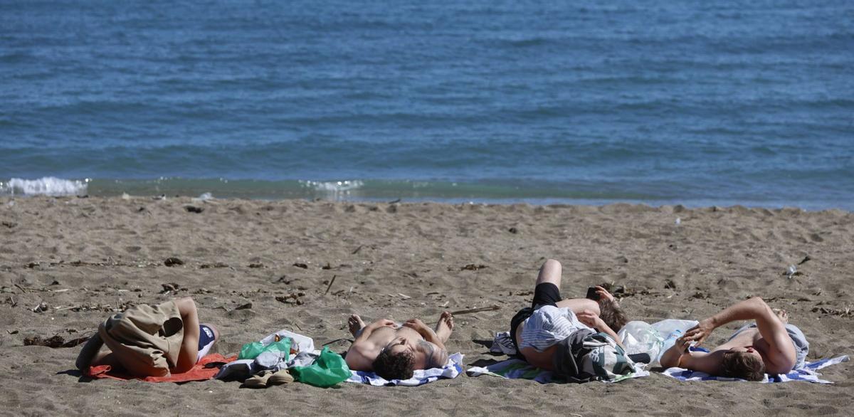Las playas de Málaga capital ya han registrado una significativa afluencia de visitantes durante la Semana Santa e incluso este pasado Lunes de Pascua.