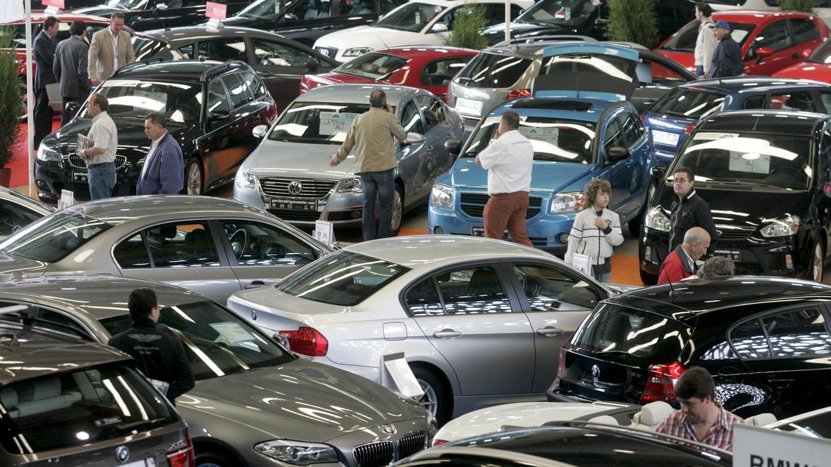 Vehículos en una edición anterior de Stock Auto, en La Magdalena