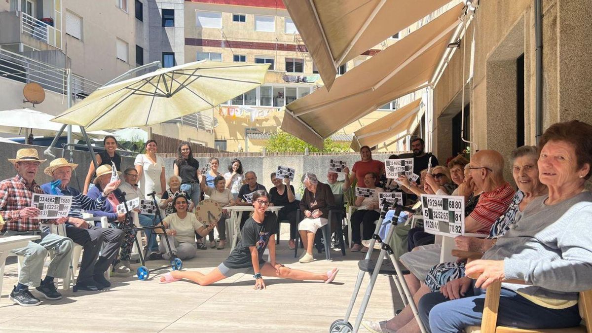Usuarios y personal del centro de día y de apoyo educativo Aprehendo, en un ensayo del bingo.