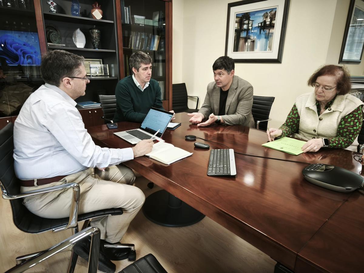 El alcalde de Soutomaior, Manu Lourenzo, y la interventora municipal, María Jesús Rodríguez, durante la reunión con el director de Augas de Galicia, Roi Fernández.