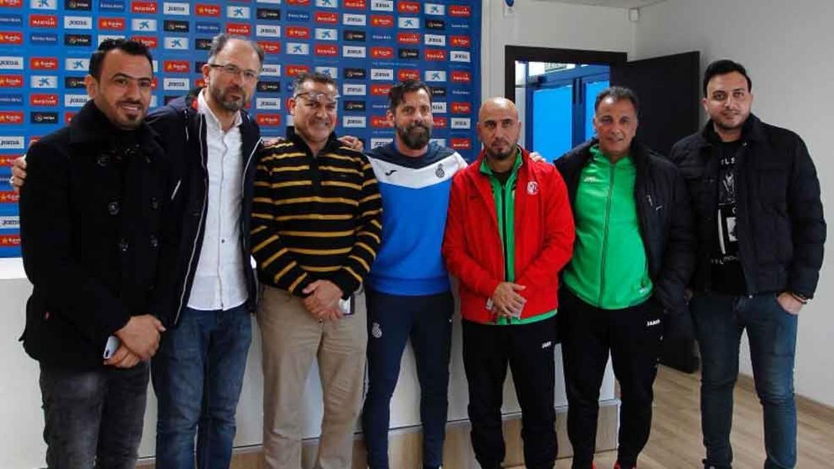 Quique Sánchez Flores, con los organizadores del nuevo centro de formación del Espanyol